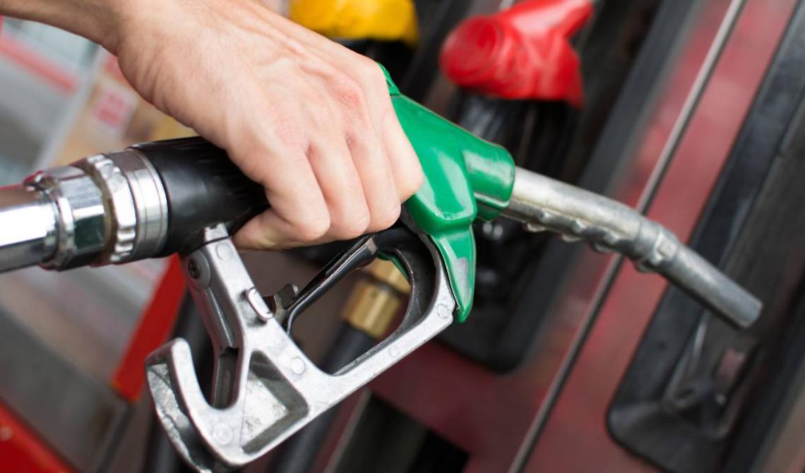 Aumenti senza sosta col governo dei migliori: la benzina sfiora la media di 1,849 euro al litro 