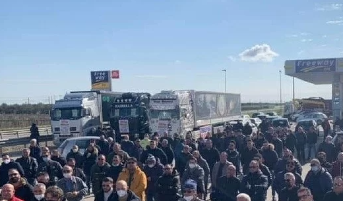 Tensione alle stelle per la protesta degli autotrasportatori contro il caro carburante: nel Foggiano finisce a coltellate