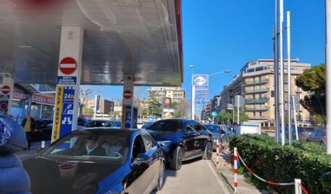 Distributori a secco, supermercati in difficoltà nel Foggiano per lo sciopero dei "bisonti", Draghi la guerra ce l'ha in casa