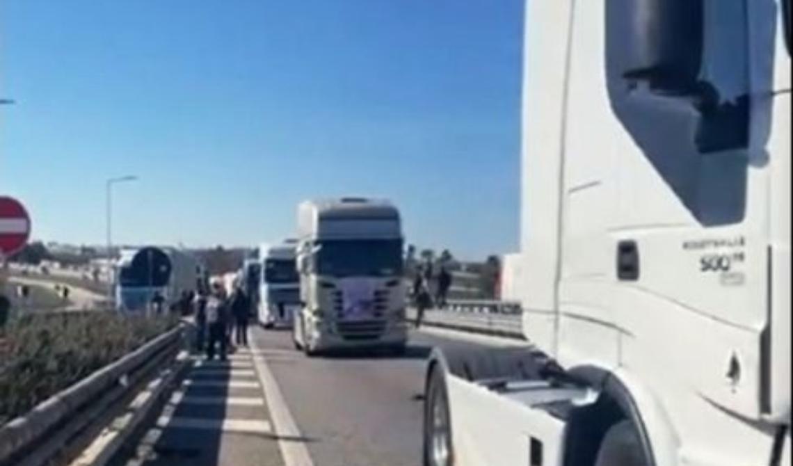 Protesta contro il caro carburante, colonna di camion e trattori da Matera a Bari