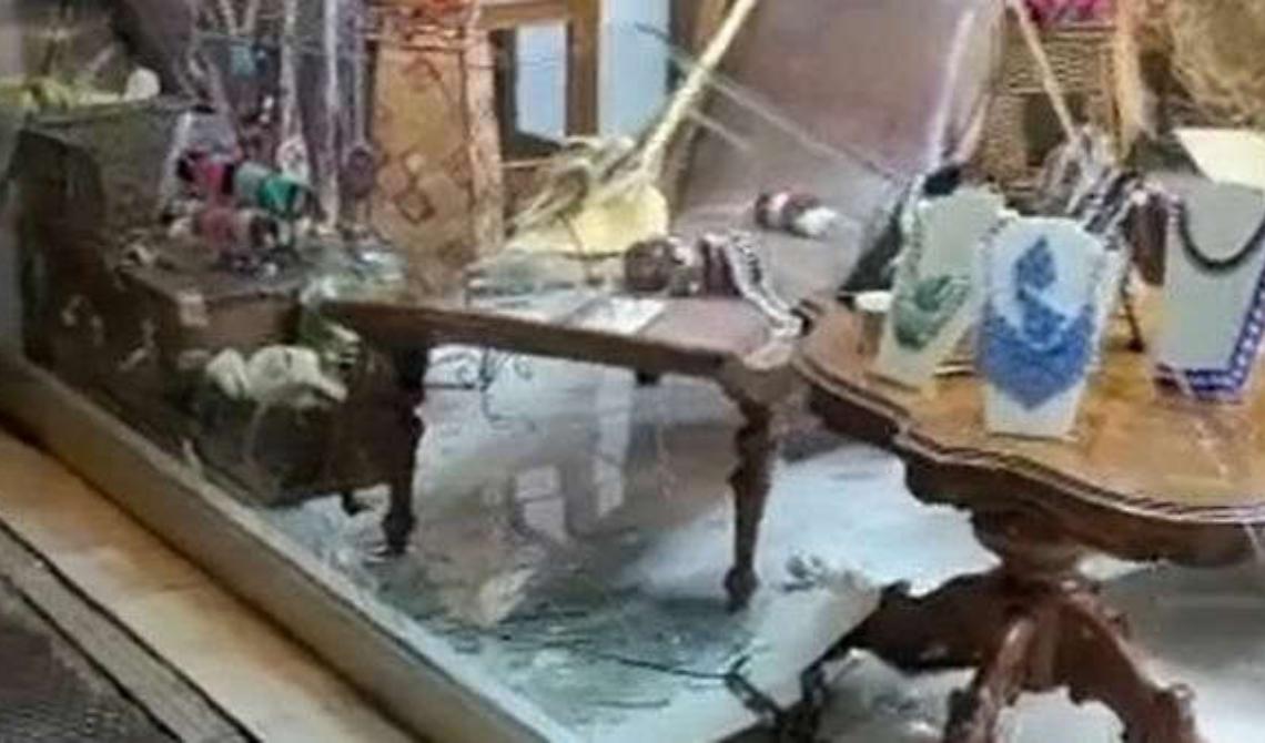 Vandali contro l'Associazione Italo-ucraina di Puglia e Basilicata: vetrine rotte e tanta paura 