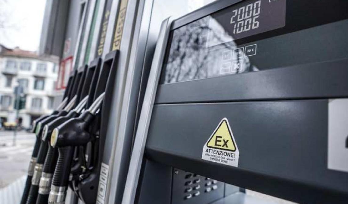Aumenti senza sosta: superati i due euro per un litro di benzina