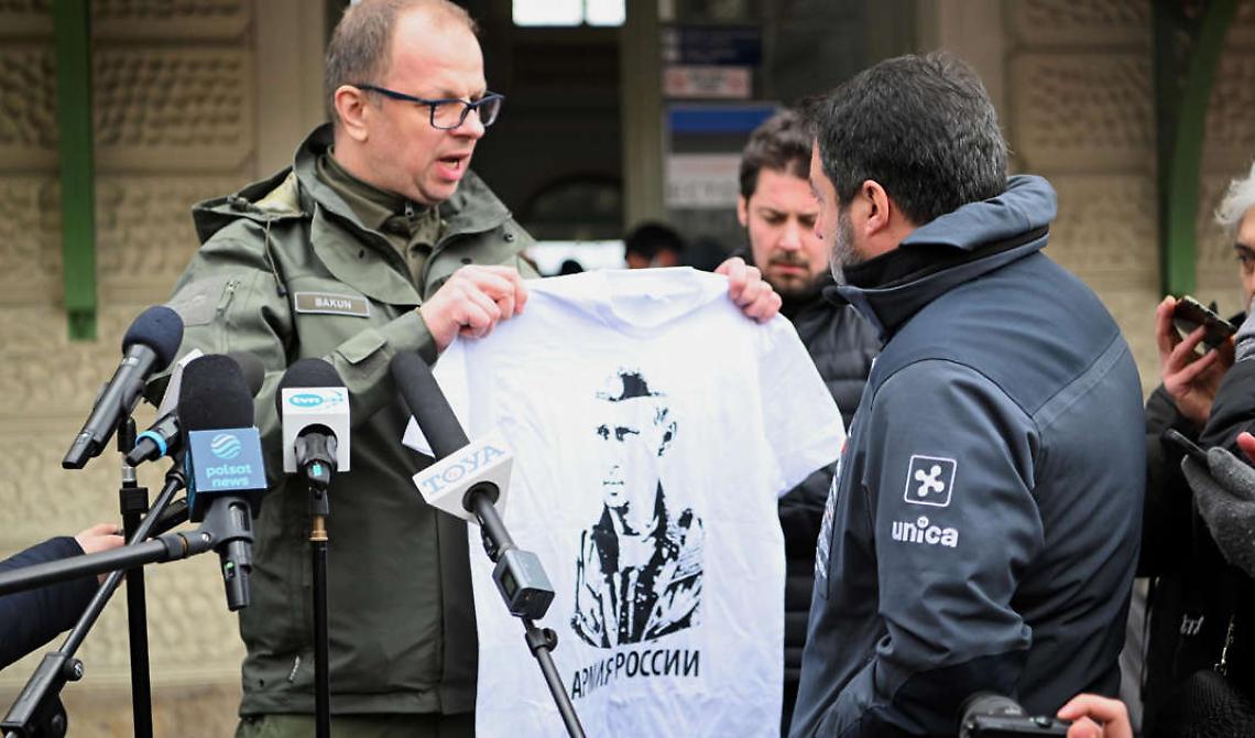 Il camaleontico Salvini vola in Polonia, rimbalzato dal sindaco polacco che gli mostra la maglia di Putin