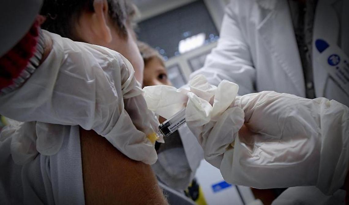 La campagna vaccinale rallenta, i genitori non cedono alla puntura per i più piccoli