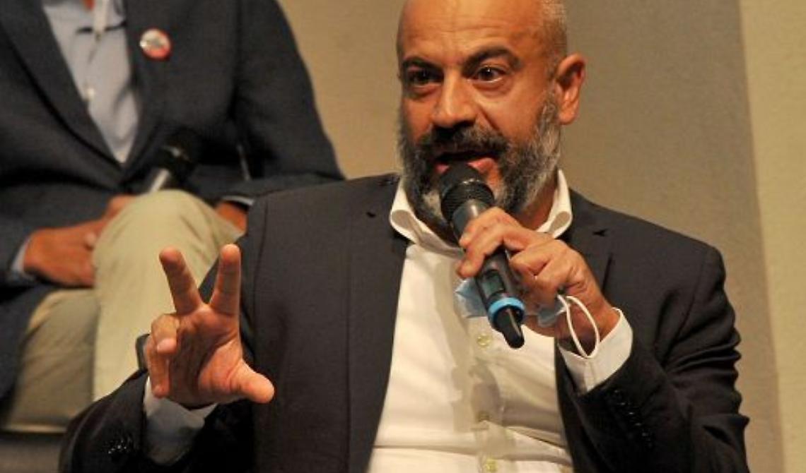 Paragone: «Dopo aver tolto gli stipendi ai lavoratori col green pass, che fine ha fatto l'uomo dei miracoli Draghi per salvare gli italiani dal caro bollette?»