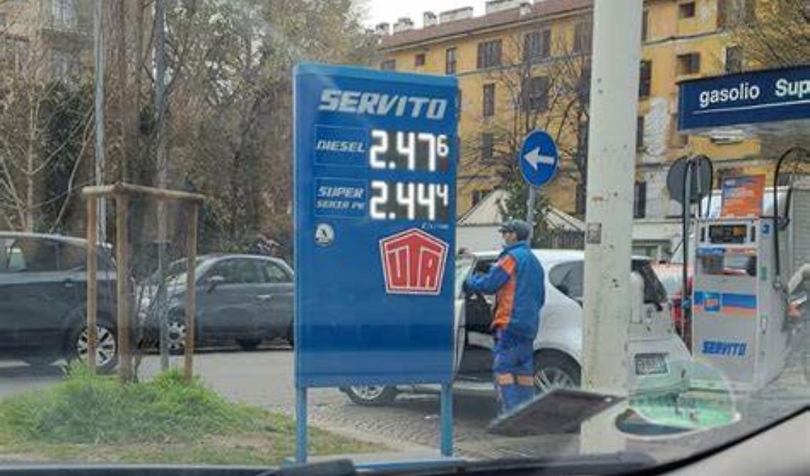 Nell'Italia di Draghi il carburante al servito si avvia pericolosamente a 2 euro e mezzo al litro