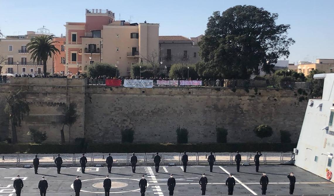 Manifestazione a Taranto al passaggio della Marina Militare : «Le guerre degli imperi le pagano i popoli. No Nato, no Putin»