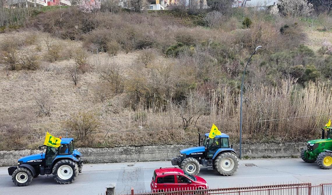 Potenza invasa dai trattori di Coldiretti: caro energia e costi di produzione alle stelle, monta la protesta 