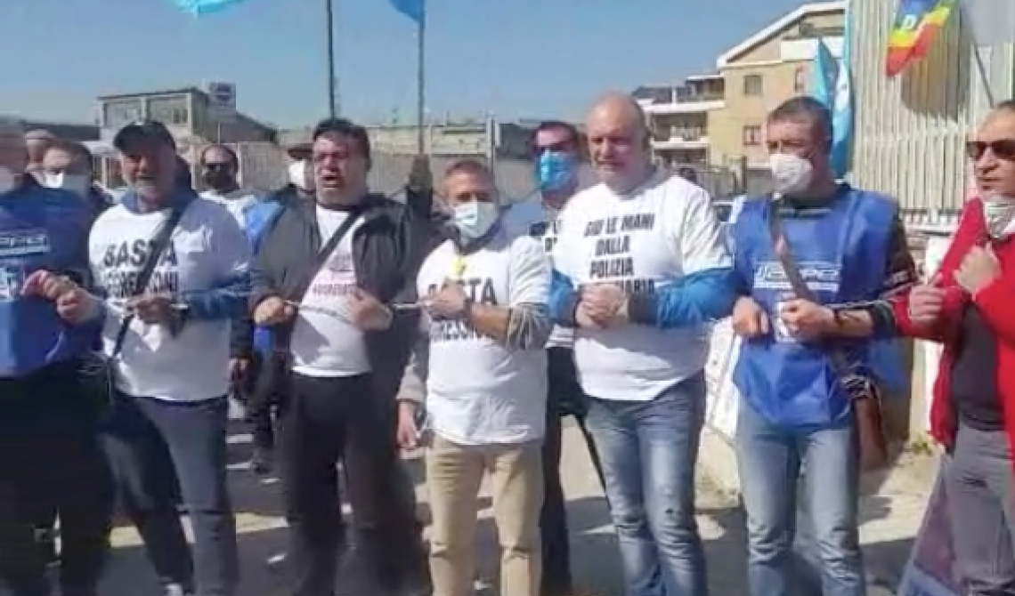 Situazione insostenibile al carcere di Foggia, agenti della Polizia penitenziaria del Sappe in catene