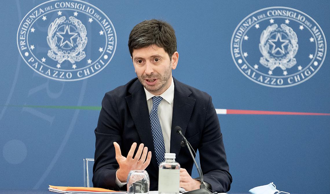 Quarta dose, Speranza prova a smarcarsi: «Scelte non di natura politica ma di natura scientifica»
