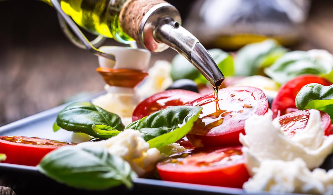 Pure per i cibi ci si divide in "buoni" e "cattivi": meglio scegliere la pace della  “Dieta mediterranea”