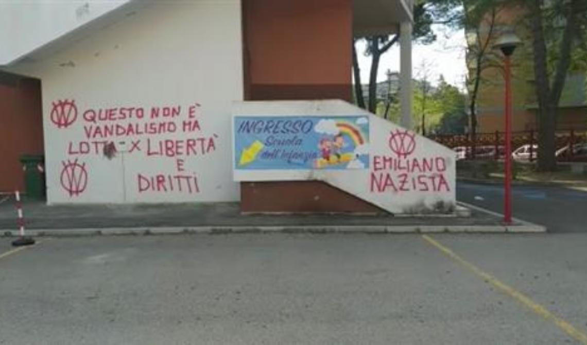 Scritte no vax su una scuola di Foggia: «I vaccini uccidono i bambini, il governo lo sa. I bambini non si toccano»