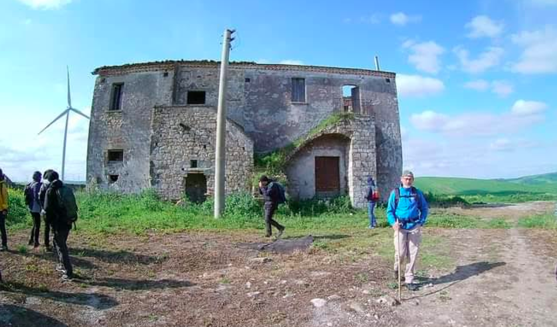Melfi, con il Cai «camminare lento» per antiche vie romane e masserie