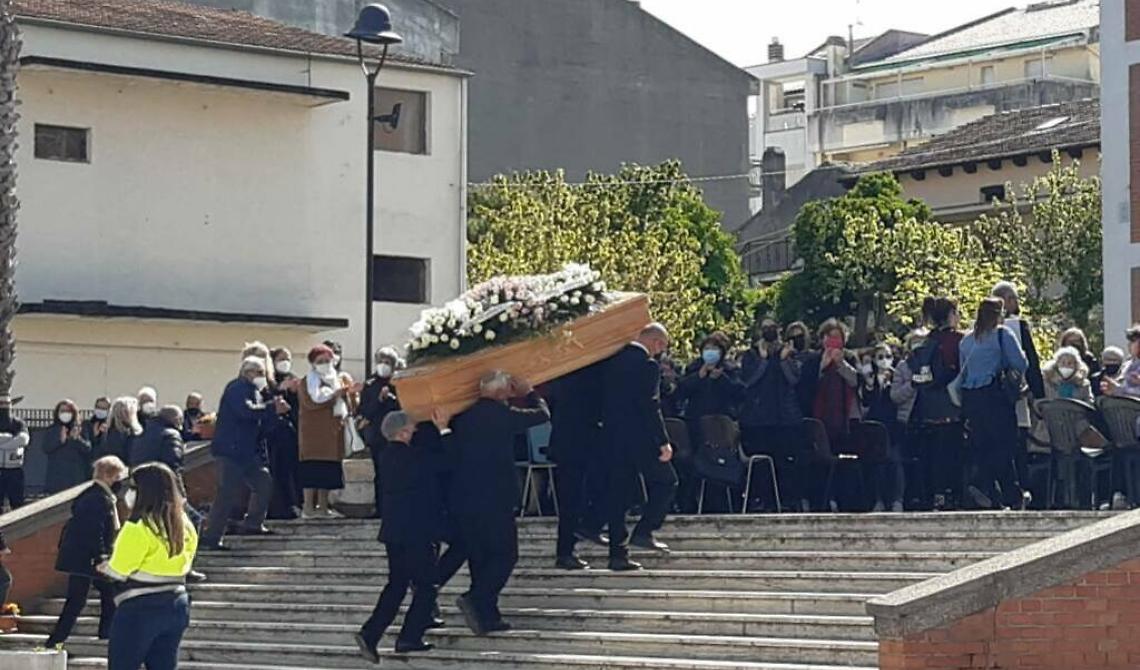 Petacciato ha riabbracciato Sonia, la 46enne uccisa a Pasqua in Lussemburgo: «Martire innocente della stupidità umana», ha detto il vescovo