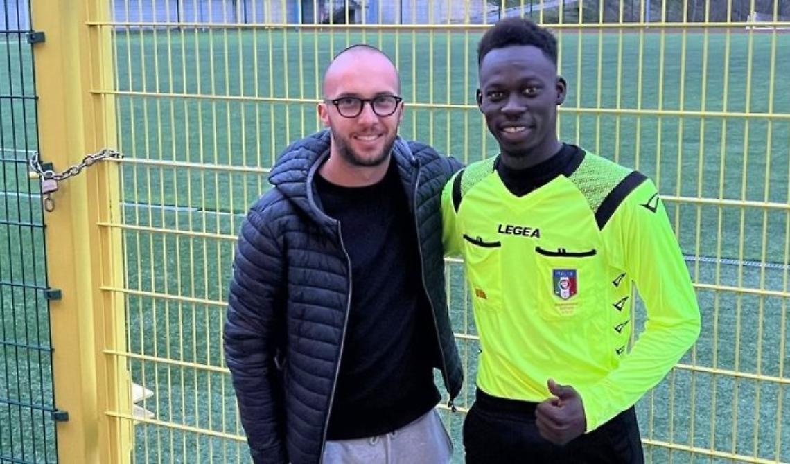 Dalle urla di speranza su un barcone ai fischi dei campi di calcio: storia di Ebrima, il giovanissimo immigrato diventato arbitro