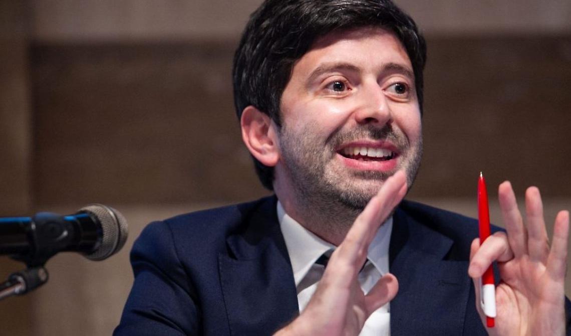 Mascherina, l'Italia ostaggio di Speranza. Sbotta Bassetti: «Gli italiani non sono cretini»