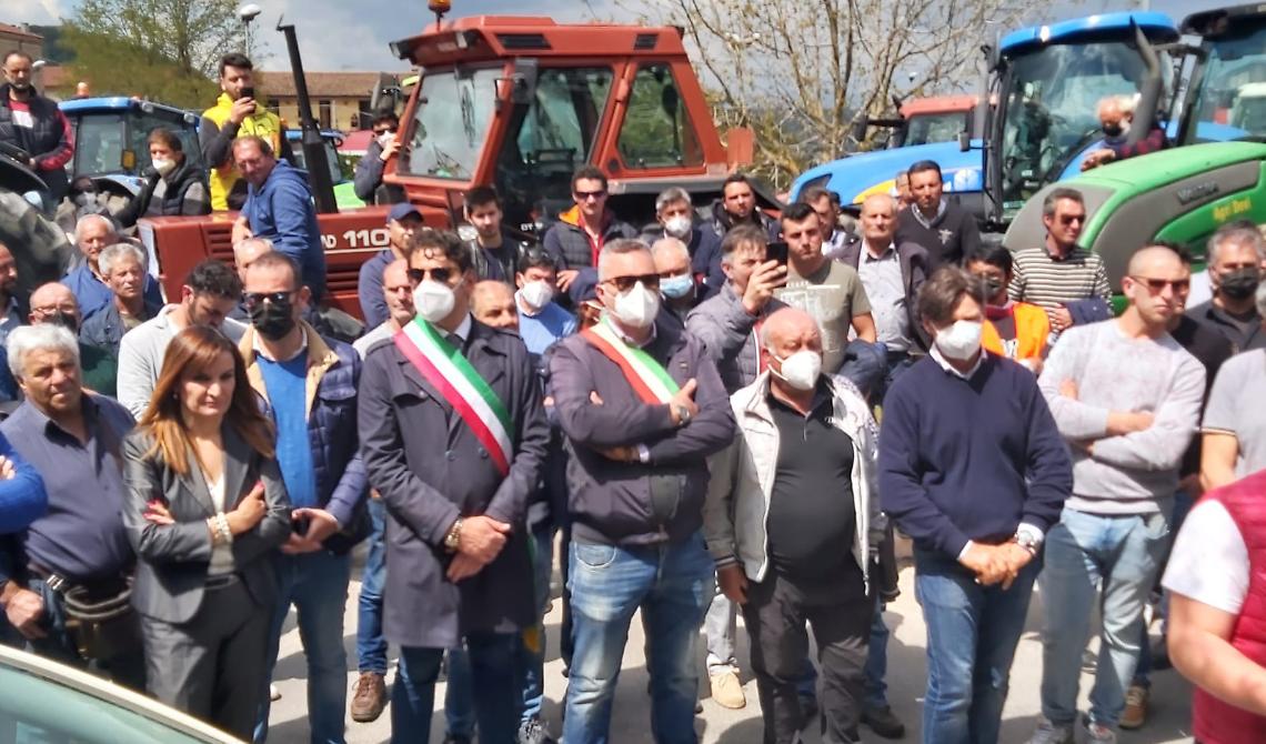 Trattori in marcia sulla Regione a Campobasso per annunciare la "morte" di «sorella Agricoltura»