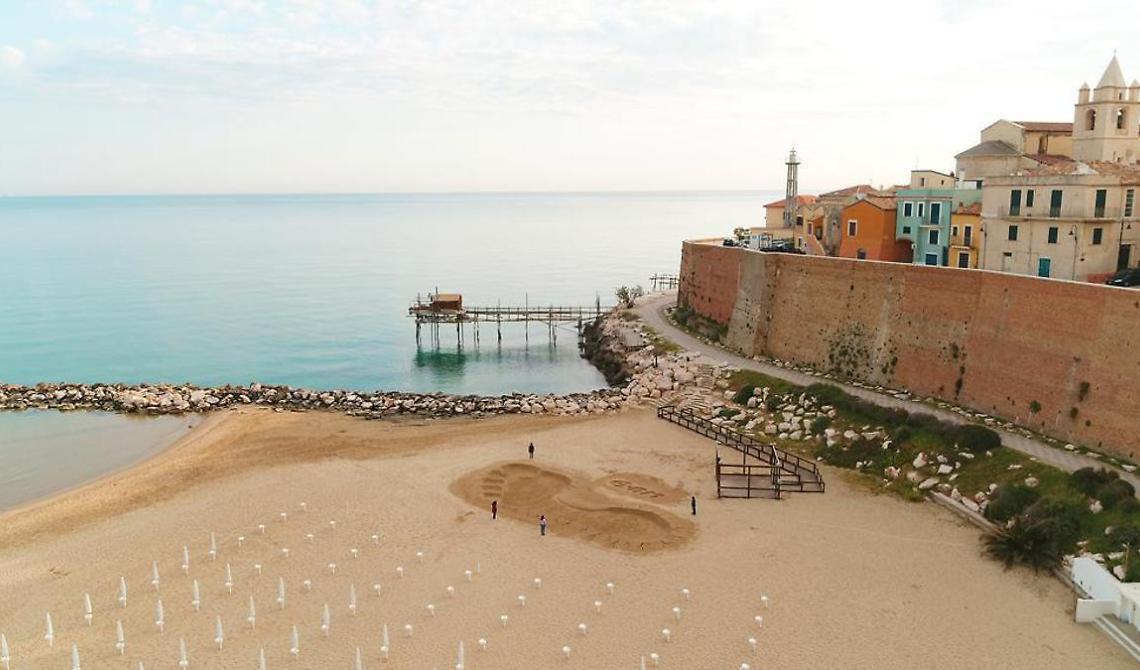 Ecco chi è il gigante che ha lasciato un'impronta del piede di 23 metri sulla spiaggia di Termoli