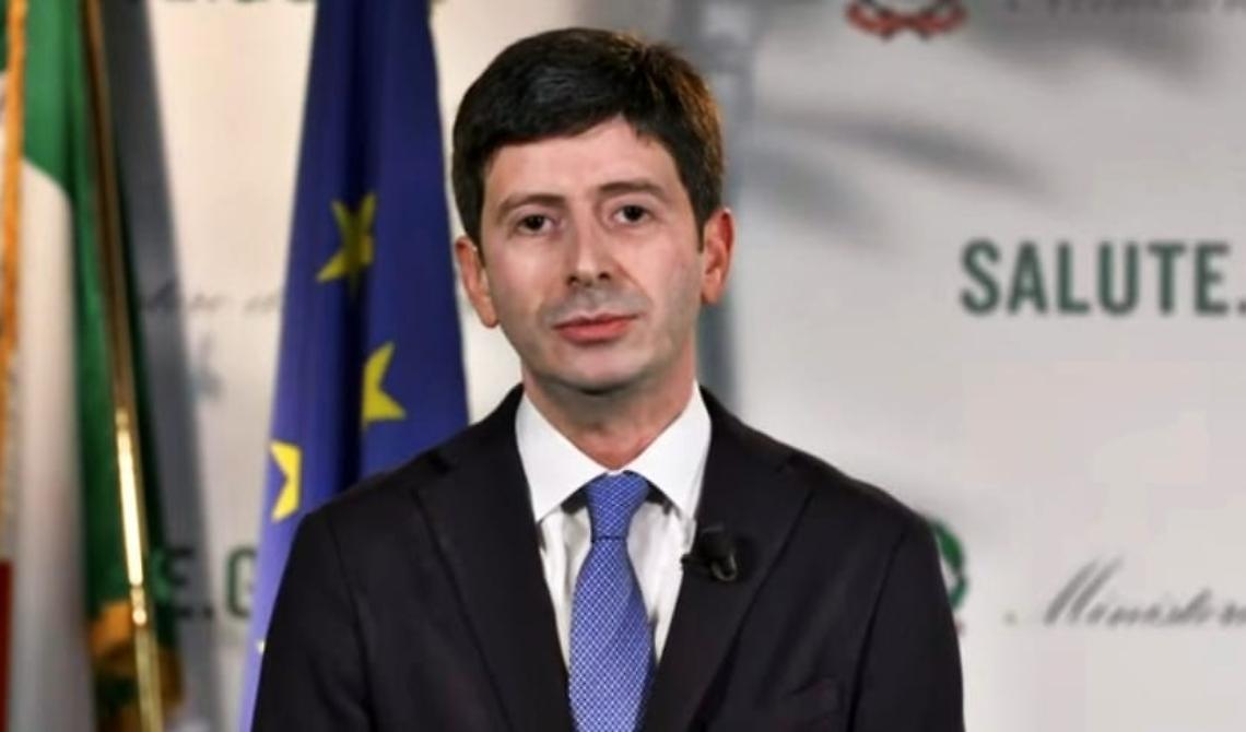 In Europa addio alle mascherine in volo e in aeroporto, non in Italia: c'è l’ordinanza di Speranza