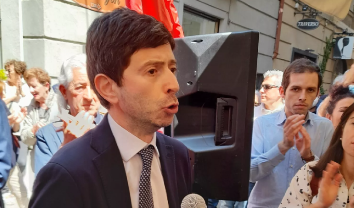 Forti contestazioni per Speranza a La Spezia, folla al grido di 'venduto', 'buffone' e 'assassino'
