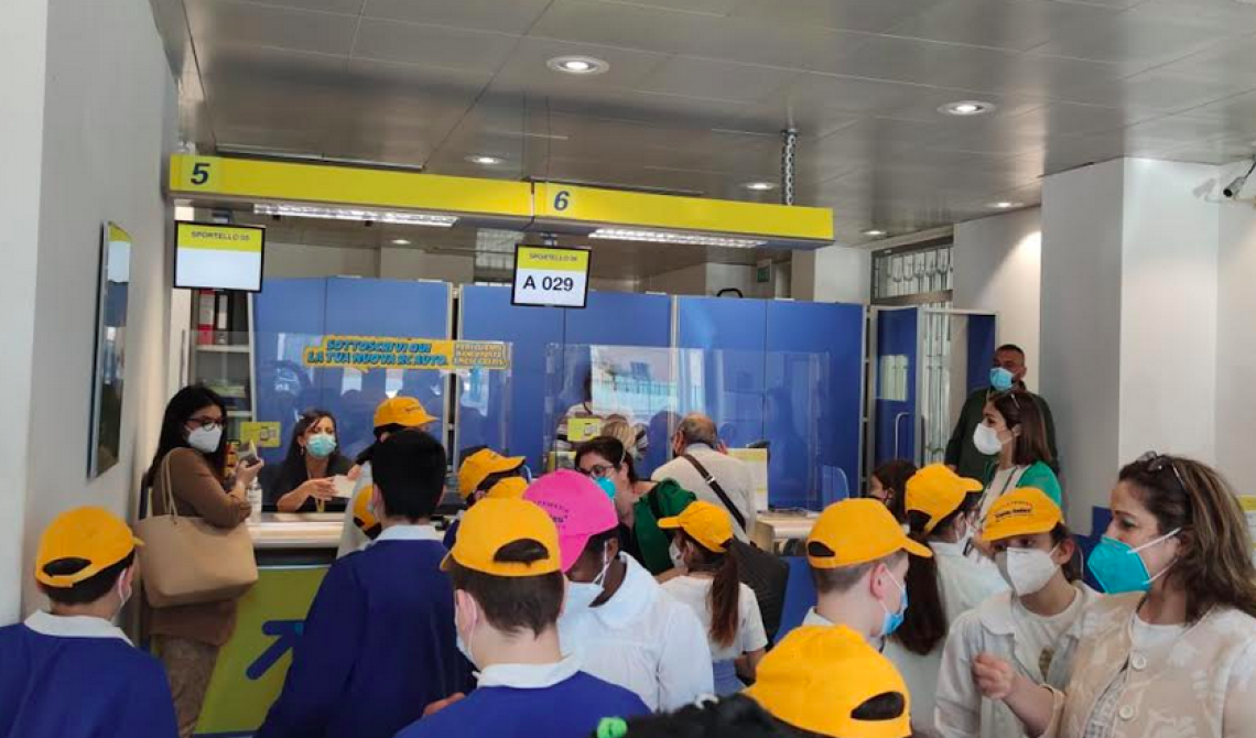Poste aperte: due classi del Valesium in visita all’Ufficio postale di San Pietro Vernotico 