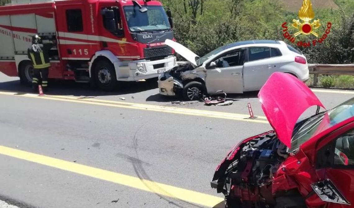 Sul raccordo Sicignano-Potenza l'ennesimo incidente: due veicoli coinvolti e 4 feriti 