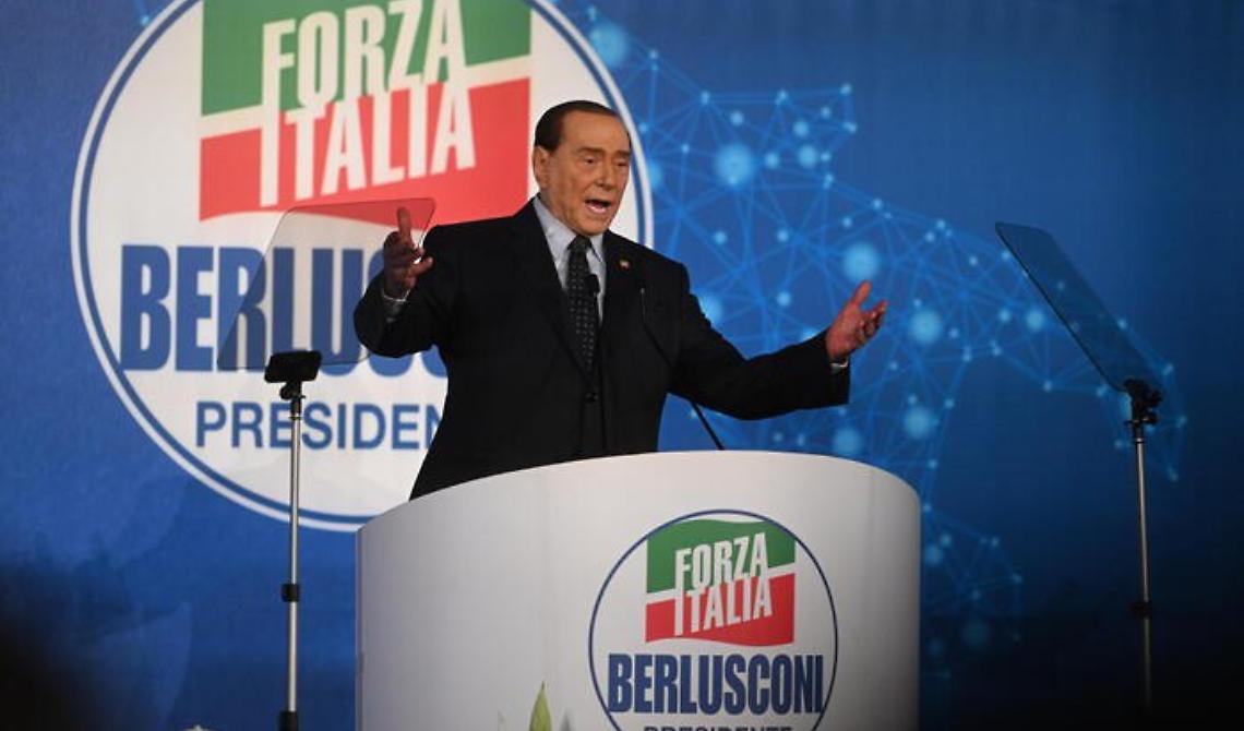 Alla convention forzista di Napoli è un Berlusconi show: «Sarò di nuovo in campo»