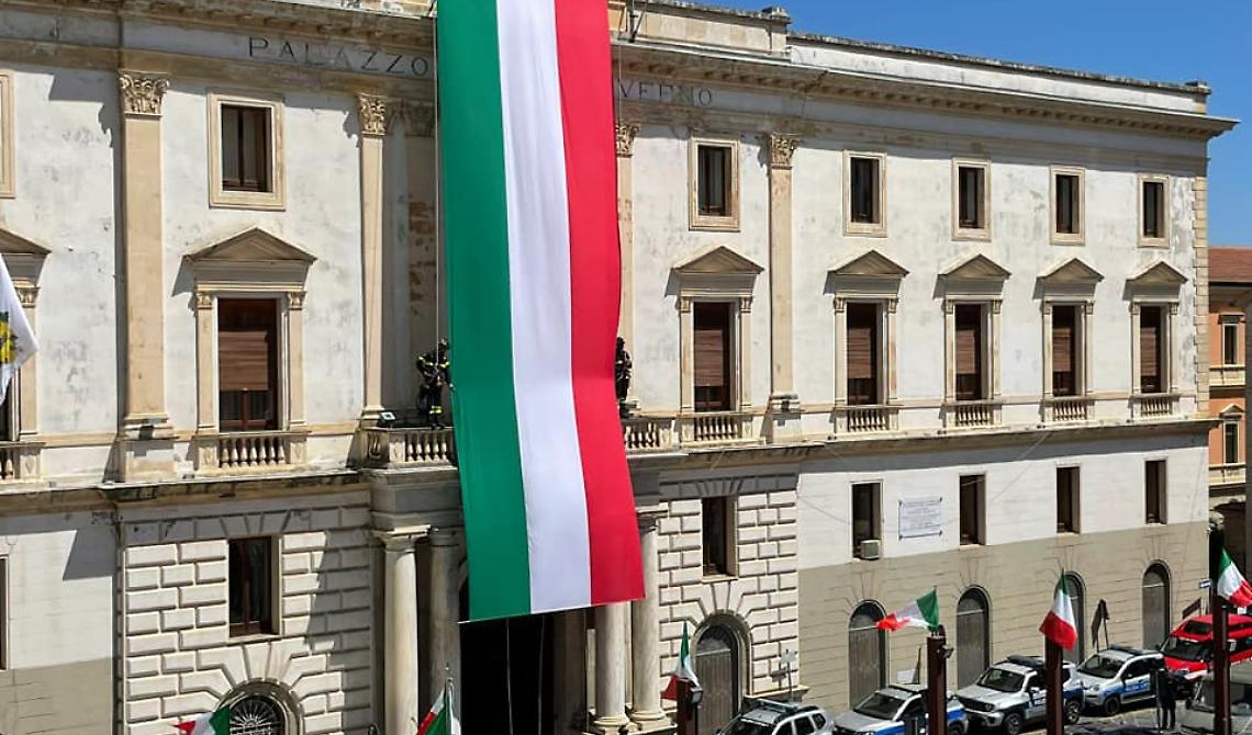 A Potenza in centinaia in piazza Mario Pagano per la Festa della Repubblica