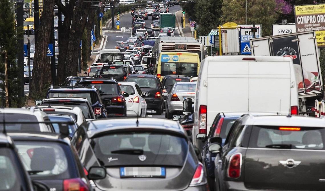 Caro benzina, si torna ai prezzi di febbraio: FdI chiede la liberalizzazione dello smart working