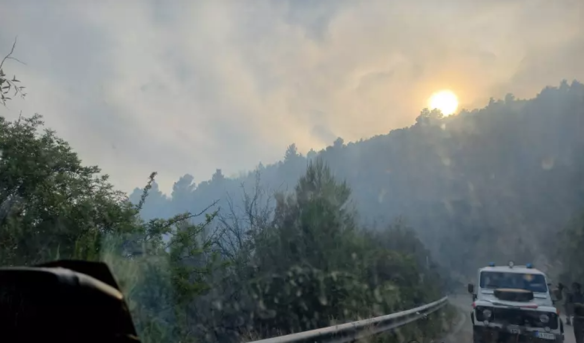L'incendio sul Gargano minaccia il villaggio di Baia delle Zagare, la Regione ha pronto il piano di evacuazione