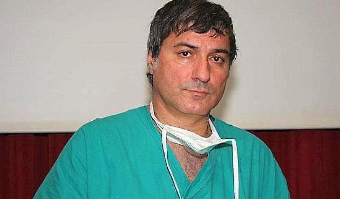 Non c'è pace per il "mago del bisturi" Paolo Macchiarini, condannato in Svezia: nel 2007 eseguì con clamoroso successo a Foggia il primo trapianto in Italia di un'aorta