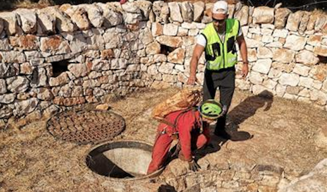 Cade a 120 metri di profondità nella grotta più profonda della Puglia, soccorsi anche da Puglia e Campania per recuperare una speleologa di 41 anni