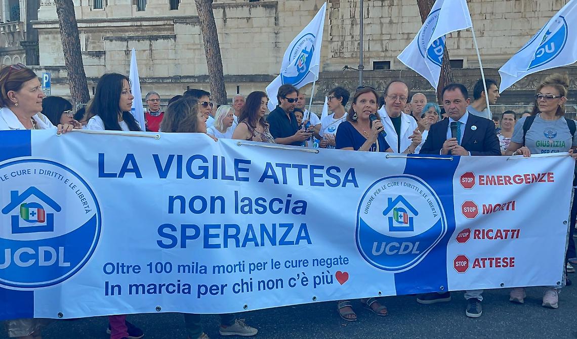  La marcia per le vittime della vigile attesa, a Roma circa 2000 persone con l'Ucdl grida "Giustizia"