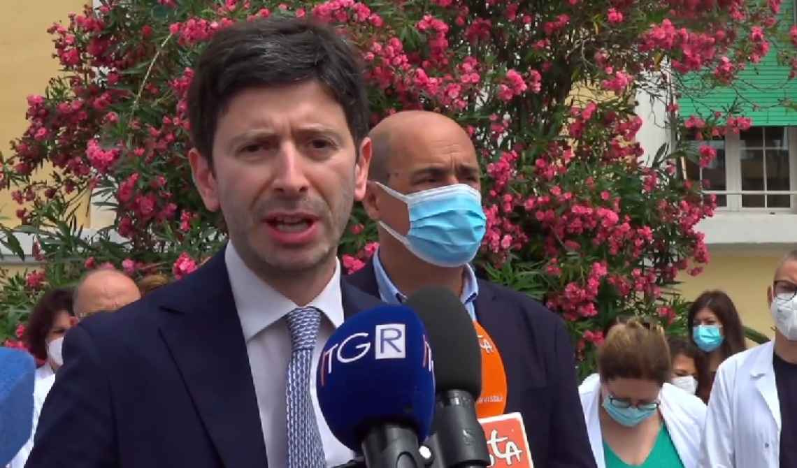 Scritte no vax sui muri dello Spallanzani, Speranza: "I vaccini hanno salvato milioni di vite"
