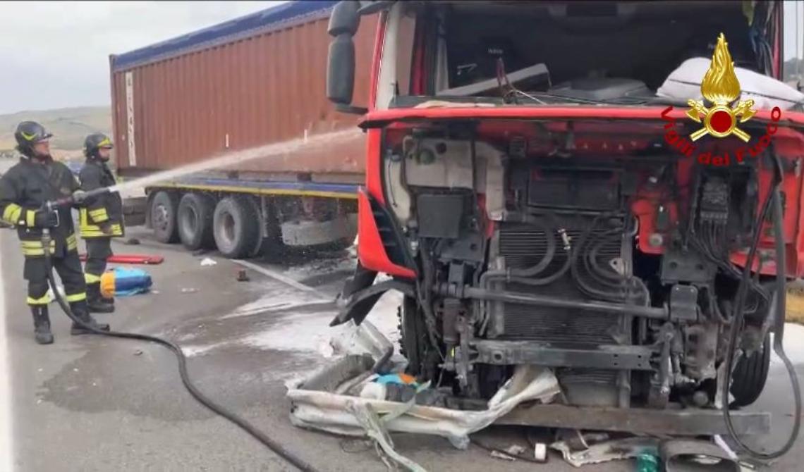 Basentana direzione Potenza, ieri l'ennesimo incidente: mezzo pesante invade la corsia opposta