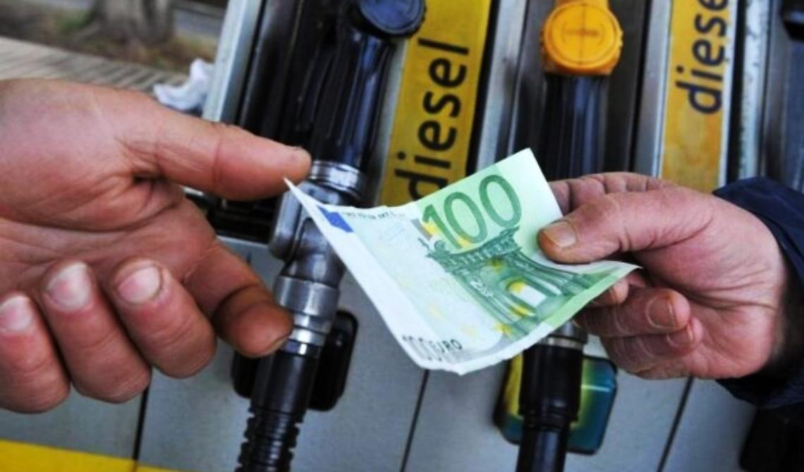 Caro carburante, firmato il decreto per il taglio di 30 centesimi: il problema è ancora posticipato 
