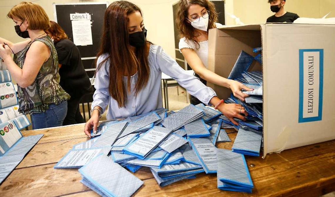 La partita delle elezioni comunali tra centrodestra e centrosinistra finisce 13 a 10, l'unico sindaco conquistato dal M5S è in Puglia