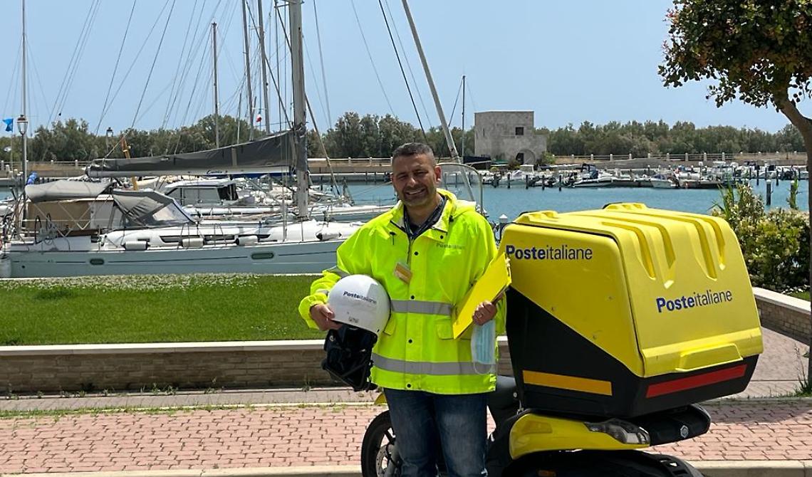 Il nostro portalettere Gianni viene ritratto sul lungomare di Policoro “Bandiera Blu” ormai da 7 anni