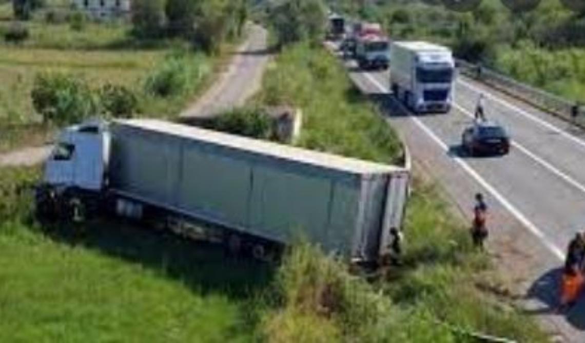 Auto contro tir, incidente sulla strada Statale 106: 2 vittime originarie di Nova Siri e 5 feriti 