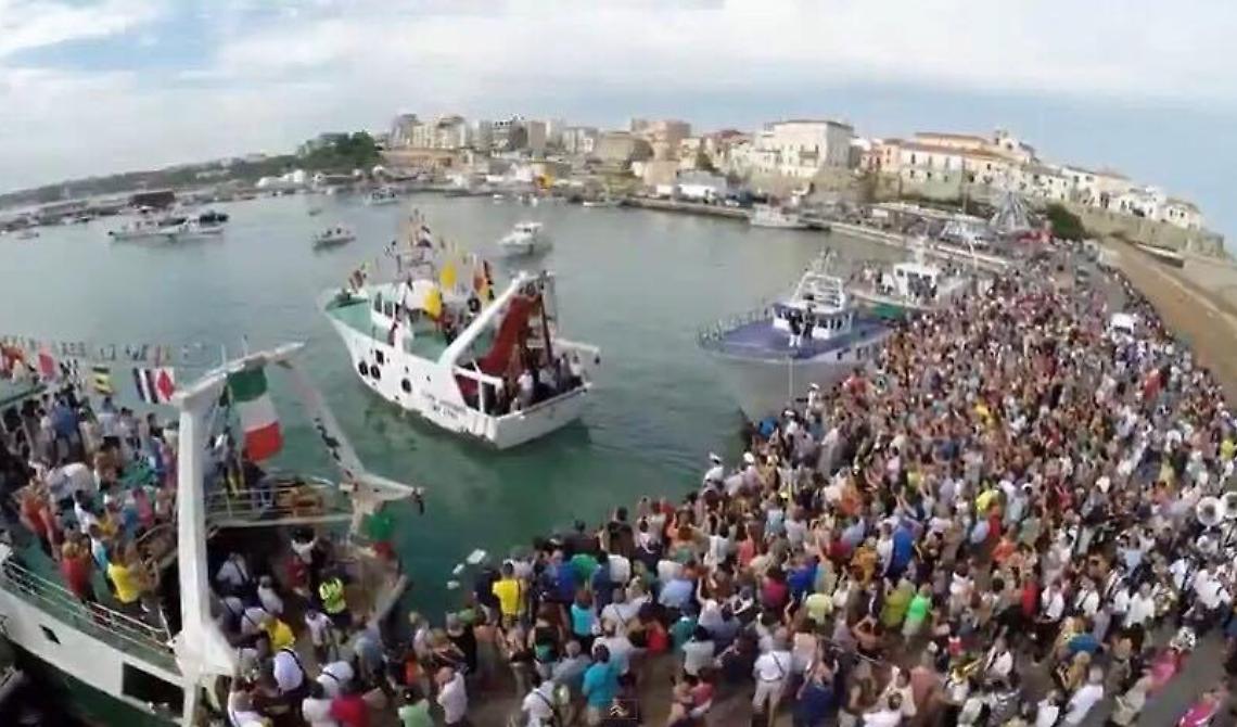 In migliaia a Termoli per la processione in mare di San Basso