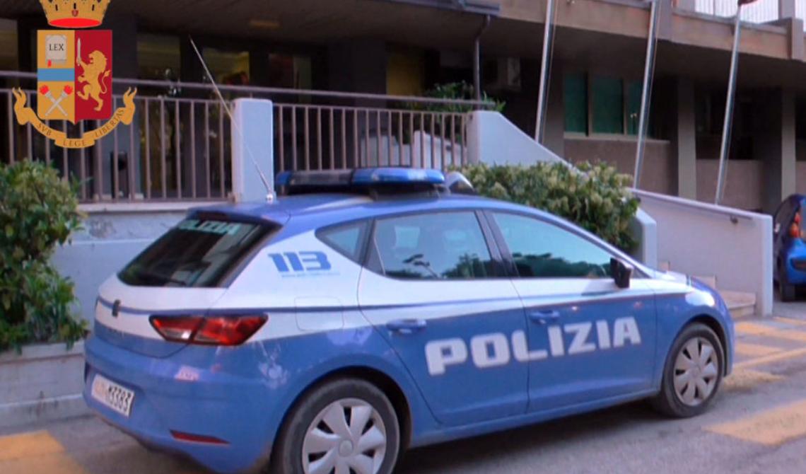 Pugni, calci e video dei rapporti sessuali: così un 22enne foggiano, arrestato dalla Polizia, soggiogava la sua ragazza minorenne