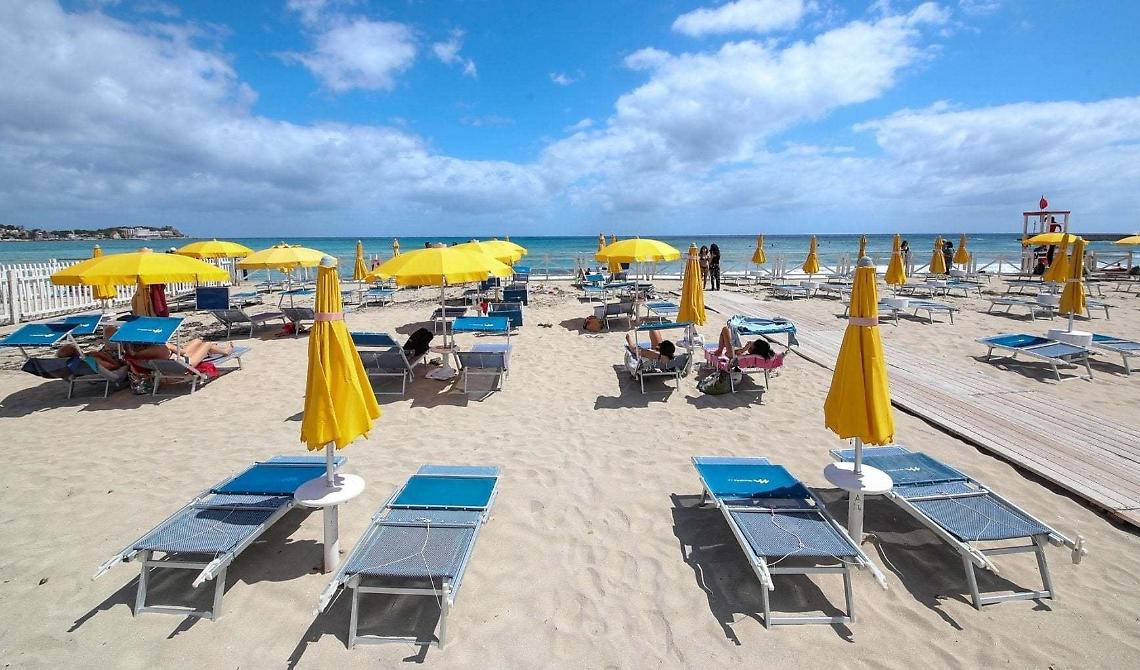 Vacanze estive, rincari fuori controllo: treni, aerei, alberghi e ristoranti bastonano gli italiani
