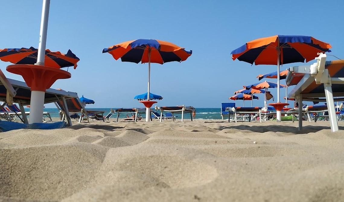Omicidio tra i bagnanti a Marina di Lesina: 45enne freddato con sei colpi d'arma da fuoco
