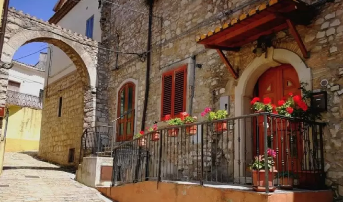 A Ferragosto Orsara si  fa bella: il paese si mobilita per la raccolta dei rifiuti abbandonati