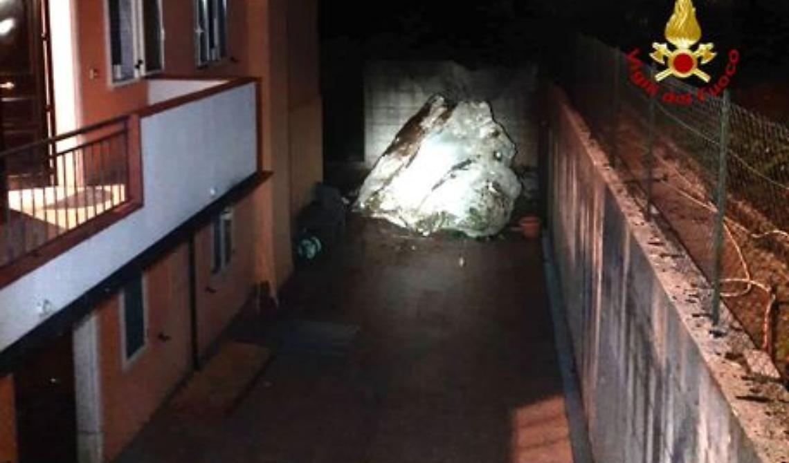 Pescopagano, tragedia sfiorata per il distaccamento di 3 massi rocciosi: 5 famiglie evacuate 