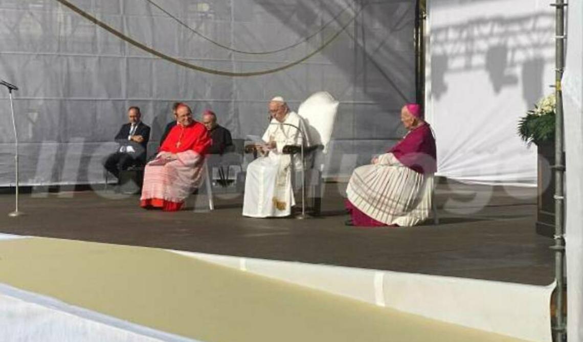Il Papa a L'Aquila in dialetto abruzzese: «Jemonnanzi!»