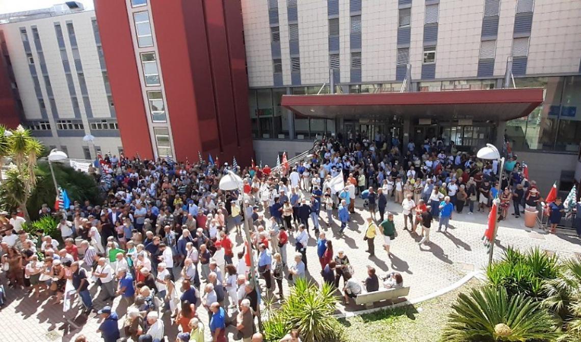 Manifestazione 'Una catena umana contro il degrado della Sanità materana: c'è anche il Pd 