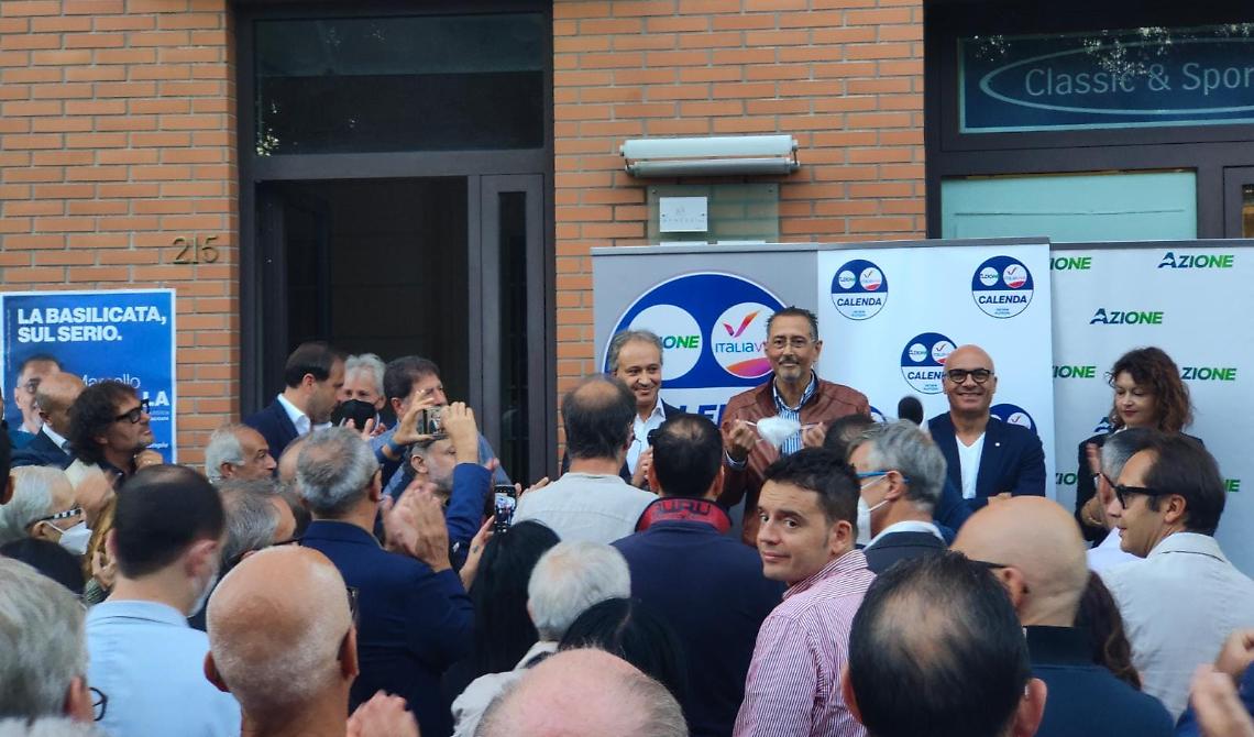 Pittella mostra i muscoli. Aperto il comitato elettorale: «Dignità e coraggio»