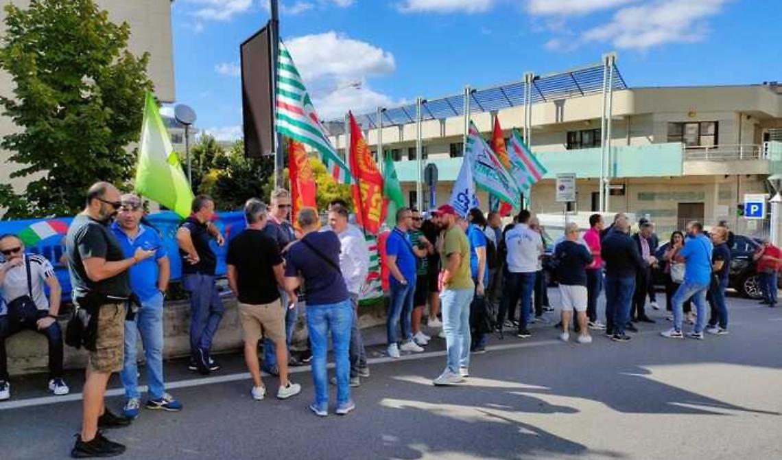 Stellantis: a Via Verrastro sit-in dei sindacati della logistica che consegnano un documento a Bardi
