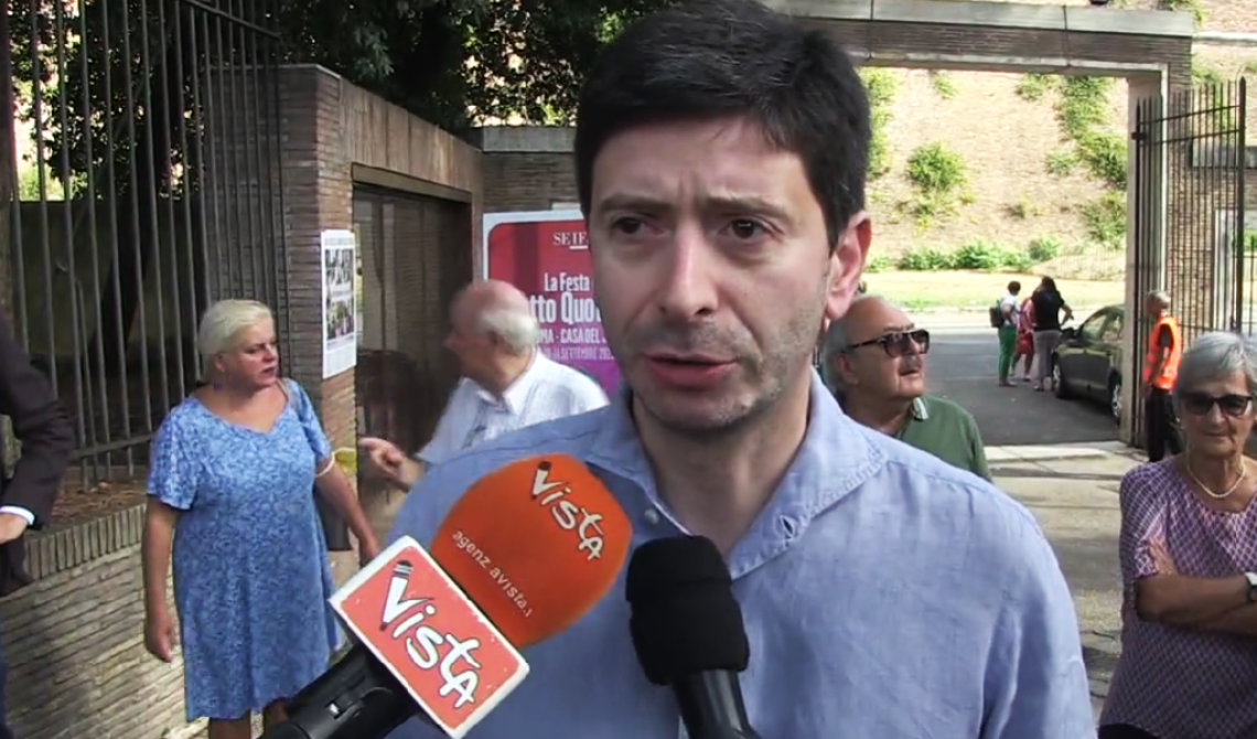 Speranza e Ilaria Cucchi sul palco alla Festa del Fatto Quotidiano. Il ministro: "Da lunedì vaccini aggiornati"